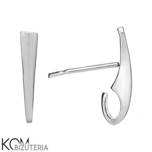 Peut inclure: Une paire de boucles d'oreilles argentées. L'une est de forme rectangulaire effilée, l'autre a un design incurvé en forme de crochet avec une tige pour percer. Les boucles d'oreilles sont sur fond blanc.