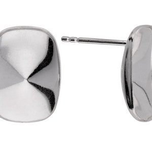 Pode incluir: Um par de brincos de prata polida. Cada brinco tem uma forma retangular arredondada com uma superfície refletora. O pino é visível em um brinco, e o design é simples e elegante.
