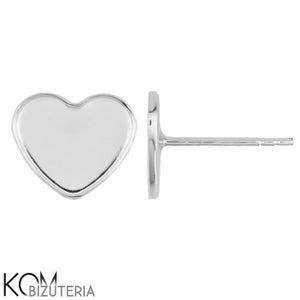 Pode incluir: Um par de brincos de botão prateados em forma de coração. Um brinco é mostrado de frente, o outro em perfil, mostrando o pino. Os brincos têm um acabamento liso e polido e um design simples e elegante. Joias.