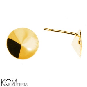 Pode incluir: Um par de brincos de botão dourados. Um brinco é um círculo completo com um design segmentado em ouro e preto. O outro brinco é um pino com uma parte traseira plana dourada.