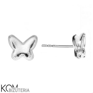 Pode incluir: Um par de brincos de borboleta de prata. Os brincos são exibidos em um fundo branco. O design da borboleta tem uma superfície texturizada. Os brincos são feitos de um metal brilhante e reflexivo.