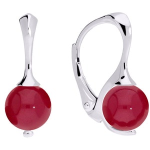 Può includere: Un paio di orecchini in argento con chiusura a leva. Ogni orecchino presenta una perla rotonda, lucida e rosso scuro. Design semplice ed elegante, adatto all'uso quotidiano.