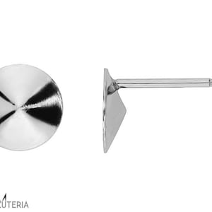 Pode incluir: Um par de brincos de botão prateados. Um brinco é mostrado de frente, exibindo um design circular com linhas radiais. O outro brinco é mostrado de lado, revelando um pino para inserção. Os brincos estão em um fundo branco.
