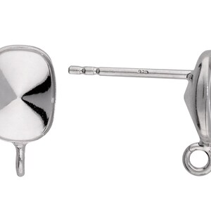 Pode incluir: Um par de brincos de botão prateados. Cada brinco apresenta uma face retangular arredondada com uma superfície refletora e um pino para inserção. O pino é marcado com "925". Os brincos têm um pequeno laço na base.