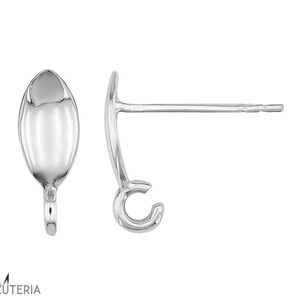 Pode incluir: Dois achados de brincos prateados, cada um com um pino e uma argola. Um está focado, mostrando um design em forma de gota com uma argola na parte inferior. O outro está ligeiramente desfocado, mostrando o pino e a argola.