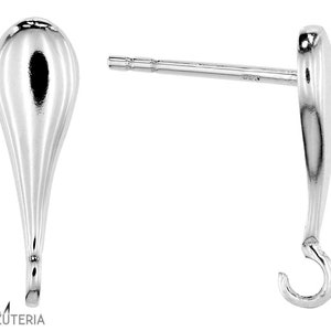 Pode incluir: Um par de brincos prateados polidos em forma de gota. Os brincos têm uma superfície lisa e refletora e um design de pino e gancho. Um acessório simples e elegante.