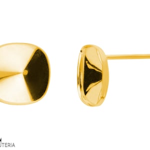 Pode incluir: Um par de brincos dourados. Cada brinco tem uma forma quadrada arredondada com um pino para perfurar. Os brincos são apresentados em um fundo branco. A marca "KOM Biżuteria" é visível no canto inferior esquerdo.