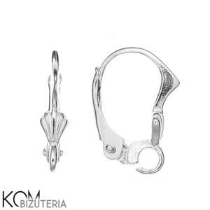 Puede incluir: Dos componentes de pendientes plateados. Uno es de estilo palanca con un elemento decorativo en forma de abanico. El otro es un componente de palanca simple. Los pendientes se muestran sobre un fondo blanco.