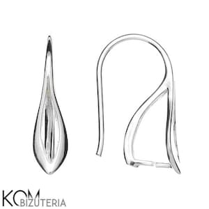 Op de afbeelding: Een paar zilverkleurige druppelvormige oorbellen. De oorbellen hebben een strak, modern design met een gebogen haak en een druppelvormige hanger. De oorbellen worden tegen een witte achtergrond getoond. Het logo "KOM BIZUTERIA" staat linksonder.