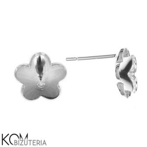 Pode incluir: Um par de brincos de botão prateados em forma de flor. Os brincos têm um design de cinco pétalas e um pino para inserção na orelha. Os brincos são exibidos em um fundo branco.