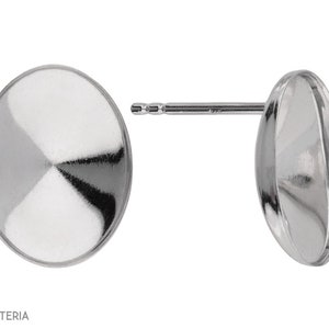 Pode incluir: Um par de brincos de botão prateados. Cada brinco tem uma face redonda e plana e um pino para inserção na orelha. Os brincos são altamente reflexivos, com um acabamento polido. A imagem está em um fundo branco.