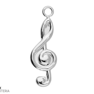 Peut inclure: Un charm en argent brillant en forme de clé de sol, avec une boucle pour l'attacher. Ce symbole musical est un design classique, parfait pour la création de bijoux. Le charm mesure environ 2,5 cm de long.