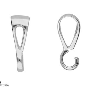 Op de afbeelding: Twee zilverkleurige sieradenonderdelen. Eén is een hangerbeugel met een rechthoekige bovenkant en een druppelvormige opening. De andere is een gebogen beugel met een haak aan de onderkant, ontworpen voor het bevestigen van hangers.