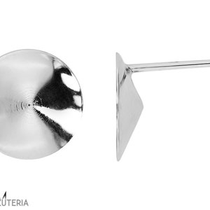 Pode incluir: Um par de brincos de prata polida. Cada brinco apresenta uma face circular, ligeiramente abaulada, com um design concêntrico e um pino para inserção. Os brincos são exibidos em um fundo branco.