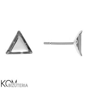 Può includere: Un paio di orecchini a bottone triangolari color argento. Un orecchino è mostrato frontalmente e l'altro di lato, mostrando il perno. Gli orecchini sono su sfondo bianco.