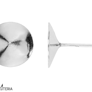 Pode incluir: Dois brincos de prata. Um brinco é mostrado de frente, com um design circular ligeiramente côncavo com círculos concêntricos. O outro brinco é mostrado de lado, revelando um pino e uma base triangular.