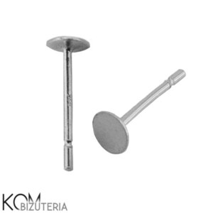 Pode incluir: Dois brincos de botão prateados com uma frente plana e circular e um pino. Um brinco está em pé e o outro está inclinado. Os brincos estão em um fundo branco. O logotipo "KOM BIZUTERIA" está no canto inferior esquerdo.