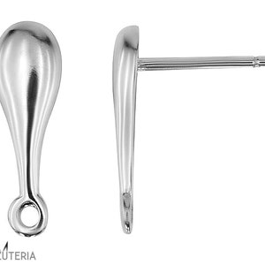 Pode incluir: Um par de brincos de prata com formato de gota. Os brincos têm um acabamento liso e polido e um pino com fecho borboleta. A forma de gota tem um pequeno laço na parte inferior. Em fundo branco.