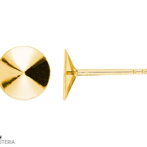 Pode incluir: Dois brincos de botão dourados. Um brinco é mostrado de frente, com uma superfície circular reflexiva e um design radial. O outro brinco é mostrado de lado, com um pino e uma base triangular plana que suporta o disco circular.