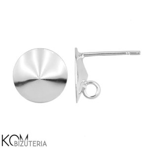 Pode incluir: Um par de brincos de botão prateados. Um brinco é um disco plano e circular com um design cônico. O outro brinco tem um pino e um pequeno laço. Os brincos estão em um fundo branco.
