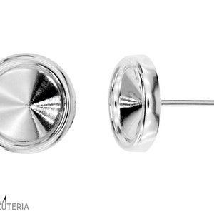 Pode incluir: Um par de brincos de botão prateados. Cada brinco tem um design circular e côncavo com uma borda externa elevada. A haste é fina e reta. Os brincos são exibidos em um fundo branco.