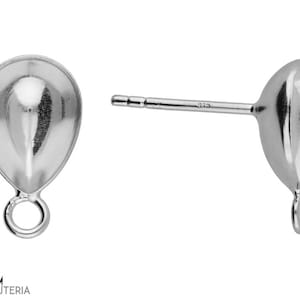 Pode incluir: Duas bases de brincos prateadas em forma de gota. Cada uma tem um pequeno laço na parte inferior e um pino para inserção. O pino é marcado com "925". Estes componentes são para fazer joias.
