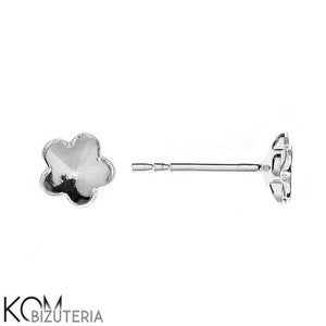 Pode incluir: Um par de brincos de flor prateados. Cada brinco apresenta um design de flor de cinco pétalas. Os brincos são mostrados em um fundo branco. A marca "KOM BIZUTERIA" é visível no canto inferior esquerdo.