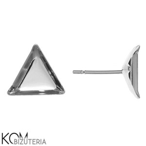 Pode incluir: Um par de brincos de botão triangulares prateados. Um brinco é mostrado de frente e o outro de lado, mostrando o pino. Os brincos estão sobre um fundo branco.