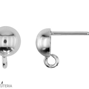 Pode incluir: Dois brincos de botão prateados, cada um com um design de meia esfera, um pino e uma argola. Os brincos são altamente reflexivos e parecem ser de metal. São exibidos em um fundo branco. Ideais para a criação de joias.