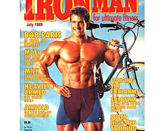 Peut inclure: Un numéro de juillet 1989 du magazine Ironman pour la forme ultime, mettant en scène un homme musclé torse nu tenant un vélo. La couverture présente le texte "How to Walk Away Fat" et "Bob Paris is True to Himself".
