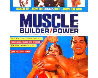 Peut inclure: Une couverture de magazine mettant en scène un homme et une femme musclés. Le magazine s'appelle "Muscle Builder/Power" et le texte de la couverture dit "Go He-Man: Broaden Your Shoulders", "Force Muscle Gains With Vitamins", "New: Gain 7 Pounds In 7 Days", et "Turn On Your Power".