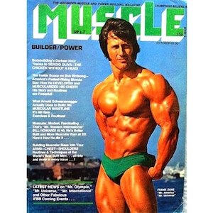 Puede incluir: Una portada de revista con un hombre musculoso en bañador verde. La revista se titula "Muscle Builder/Power" y la portada presenta el texto "Champions Believe In Muscle".