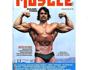 Peut inclure: Une couverture de magazine mettant en scène un homme musclé fléchissant ses biceps. Le magazine s'intitule "Muscle Builder/Power" et la couverture présente le texte "Champions Believe In" et "Septembre/1,25 $".