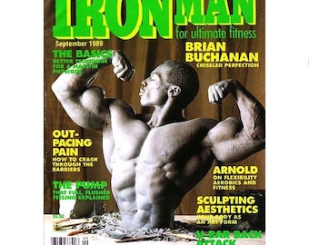 Peut inclure: Une couverture de magazine mettant en scène un homme musclé torse nu avec le titre "Ironman" et le texte "for ultimate fitness" et "Brian Buchanan Chiseled Perfection".