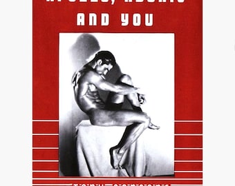 Peut inclure: Une photo en noir et blanc d'un homme torse nu assis sur un tissu blanc drapé sur un tabouret. La photo est sur un fond rouge avec le texte "APOLLO, ADONIS AND YOU BY TONY SANSONE".