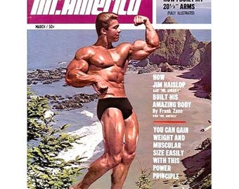 Peut inclure: Une couverture de magazine vintage Mr. America représentant un homme musclé en maillot de bain noir posant sur une plage. Le texte de la couverture indique "The Illustrated Guide to Physical Fitness" et "How I Built My 20 1/2" Arms".