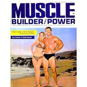 Könnte beinhalten: Vintage-Magazin-Cover für Muscle Builder/Power, Juni 1969. Das Cover zeigt einen muskulösen Mann und eine Frau in einem Leoparden-Bikini an einem Strand. Der Text enthält "What It Takes To Be A Champion" und "New Methods To Build Muscles."