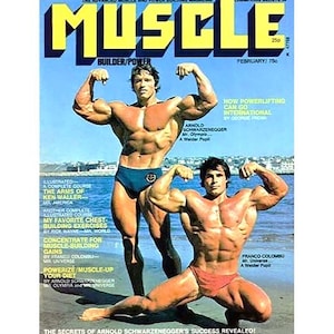 Può includere: Una copertina di rivista con due bodybuilder che posano su una spiaggia. La rivista si chiama "Muscle Builder/Power" e la copertina presenta il testo "The Secrets of Arnold Schwarzenegger's Success Revealed!"