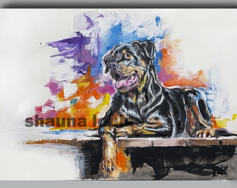 Könnte beinhalten: Ein Gemälde eines Rottweilers mit einem bunten abstrakten Hintergrund. Der Hund liegt mit dem Kopf zur Seite gedreht und offenem Maul. Der Hintergrund ist eine Mischung aus Blau, Lila, Orange und Gelb.