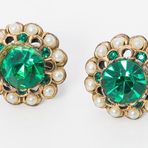 Vintage 60s Big Emerald Green Vintage Rhinestone Screw Back with Pearl Border Earrings