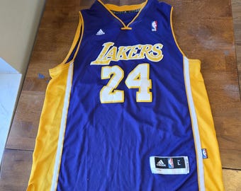 Camiseta Adidas Swingman Kobe Bryant de Los Ángeles Lakers n.° 24, color morado, talla L
