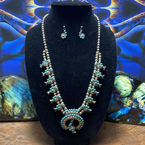 Collar y pendientes vintage de ojo de serpiente turquesa, calabaza Zuni y flor.