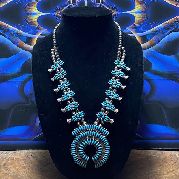 Vintage Navajo ketting met handtekening van Willie Yazzie, met turkooizen petite point squash blossom steentjes
