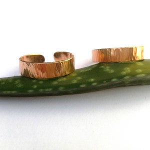 Blandad ring i hamrad koppar