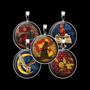 Peut inclure: Cinq pendentifs de charme argentés avec différentes images sur le thème d'Harry Potter. Les breloques représentent un train rouge, un vif d'or, un phénix, un chapeau de sorcier et un blason de Poudlard.