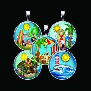 Op de afbeelding: Set van vijf kleurrijke ronde glazen cabochons met zilveren instellingen. Elke cabochon heeft een ander strandtafereel, waaronder een palmboom, een strandhut, een vuurtoren, een surfplank en een vrouw met een zonnehoed.