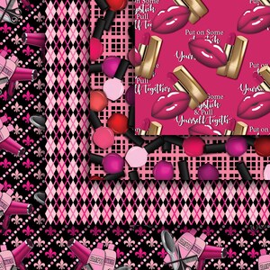 Puede incluir: Un fondo estampado en rosa y negro con un dise&ntilde;o repetitivo de labios, pintalabios, botellas de esmalte de u&ntilde;as y herramientas de peinado. El texto "Ponte algo de pintalabios y recomponte" se repite en todo el dise&ntilde;o.