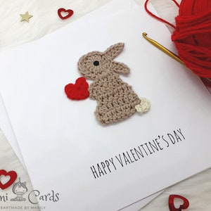 Biglietto di San Valentino fatto a mano all'uncinetto con coniglietto