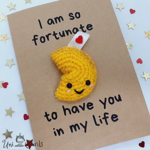 Tarjeta de felicitación tejida a crochet con forma de galleta de la suerte