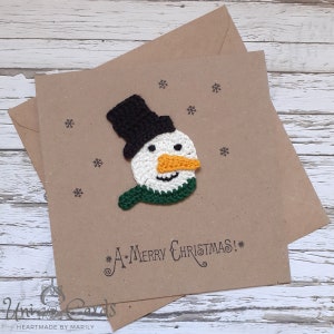 Cartolina di Natale all'uncinetto con pupazzo di neve